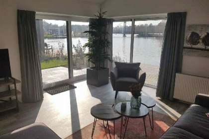 006 Chalet voor 4 personen op waterrijk park