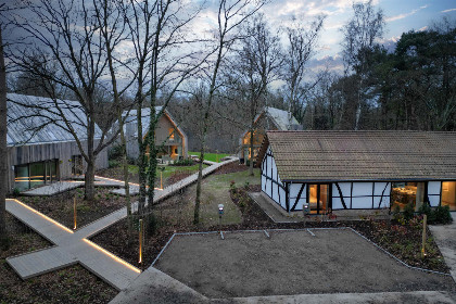 024 8 persoons lodge gelegen aan de bosrand met prive terras en bubbelbad