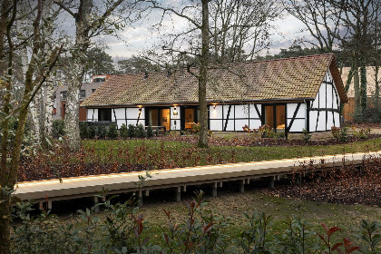 025 8 persoons rolstoelvriendelijke lodge gelegen aan de bosrand met prive terras en bubbelbad