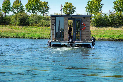 002 Geweldige 4 persoons Houseboat in een Belgische jachthaven aan de Maasplassen