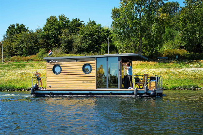 005 Geweldige 4 persoons Houseboat in een Belgische jachthaven aan de Maasplassen