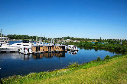 010 Geweldige 4 persoons Houseboat in een Belgische jachthaven aan de Maasplassen