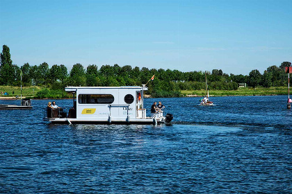 016 Geweldige 4 persoons Houseboat in een Belgische jachthaven aan de Maasplassen