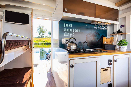 019 Geweldige 4 persoons Houseboat in een Belgische jachthaven aan de Maasplassen