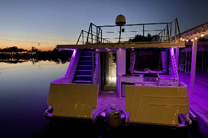 001 Prachtig 6 persoons huisboot met dakterras en prachtig uitzicht over de Maasvallei