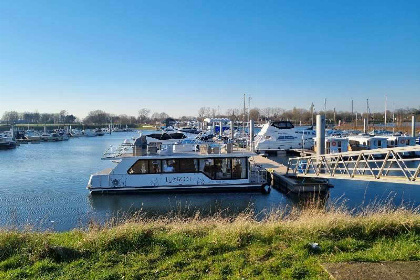 014 Prachtig 6 persoons huisboot met dakterras en prachtig uitzicht over de Maasvallei