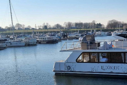 020 Prachtig 6 persoons huisboot met dakterras en prachtig uitzicht over de Maasvallei