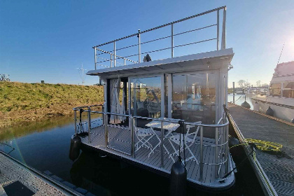 021 Prachtig 6 persoons huisboot met dakterras en prachtig uitzicht over de Maasvallei