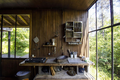 002 Tiny house voor 5 personen met terras op 3,5 meter hoogte in bosrijke omgeving in Belgie
