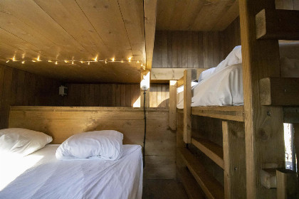010 Tiny house voor 5 personen met terras op 3,5 meter hoogte in bosrijke omgeving in Belgie