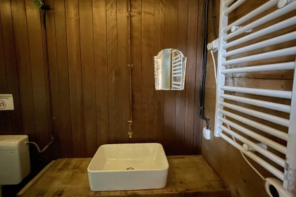 012 Tiny house voor 5 personen met terras op 3,5 meter hoogte in bosrijke omgeving in Belgie
