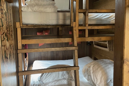 016 Tiny house voor 5 personen met terras op 3,5 meter hoogte in bosrijke omgeving in Belgie