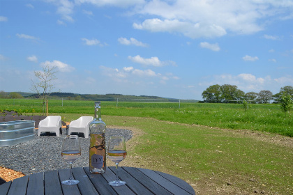 008 Tweepersoons lodge met panoramisch uitzicht en hottub in Durbuy