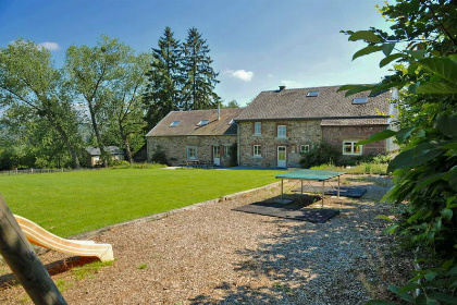 010 Authentiek 32 pers. groepsaccommodatie met een mooie tuin in de Ardennen