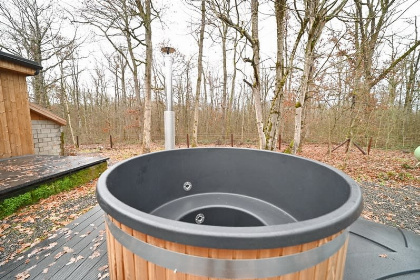 006 Modern chalet voor 6 personen met hottub aan de rand van het bos in Noiseux