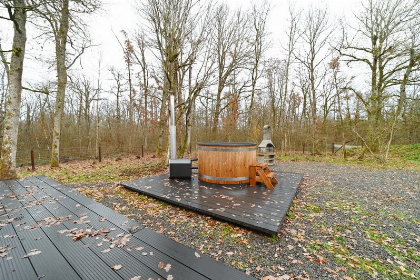 009 Modern chalet voor 6 personen met hottub aan de rand van het bos in Noiseux