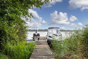 Nelsen mit Ruderboot auf Wassergrundstuck