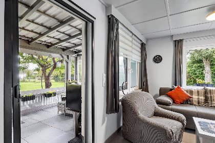 008 Nelsen mit Ruderboot auf Wassergrundstuck