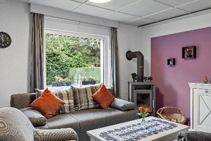 009 Nelsen mit Ruderboot auf Wassergrundstuck