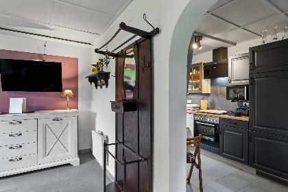 010 Nelsen mit Ruderboot auf Wassergrundstuck