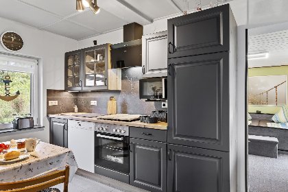 011 Nelsen mit Ruderboot auf Wassergrundstuck