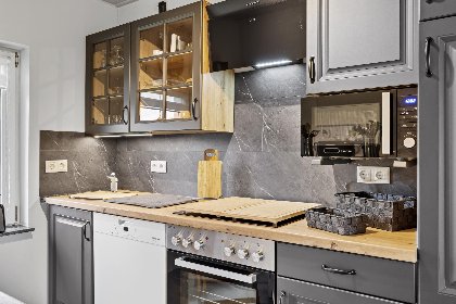 013 Nelsen mit Ruderboot auf Wassergrundstuck