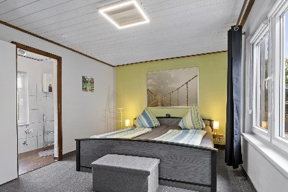 014 Nelsen mit Ruderboot auf Wassergrundstuck