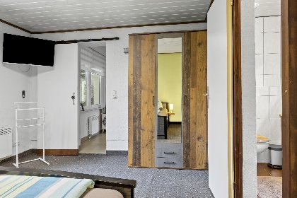 015 Nelsen mit Ruderboot auf Wassergrundstuck