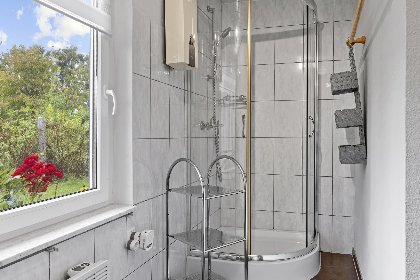 016 Nelsen mit Ruderboot auf Wassergrundstuck