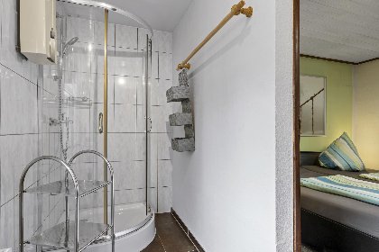 017 Nelsen mit Ruderboot auf Wassergrundstuck