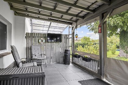 020 Nelsen mit Ruderboot auf Wassergrundstuck