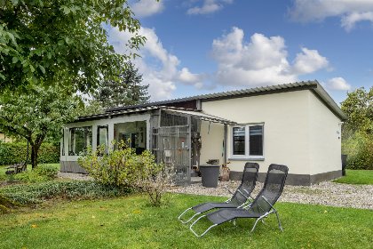 021 Nelsen mit Ruderboot auf Wassergrundstuck