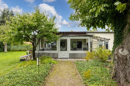 022 Nelsen mit Ruderboot auf Wassergrundstuck