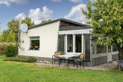 023 Nelsen mit Ruderboot auf Wassergrundstuck