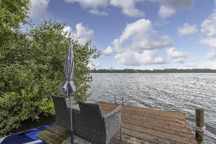 025 Nelsen mit Ruderboot auf Wassergrundstuck