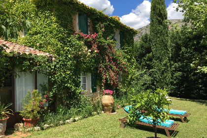 001 La petite maison de la ferme rose