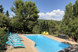 Dans les bois avec piscine