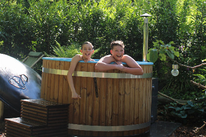 003 Bosrijke 4 persoons chalet met hottub en sauna in grote prive tuin in Diever