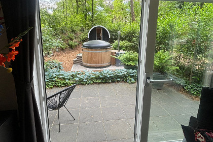 006 Bosrijke 4 persoons chalet met hottub en sauna in grote prive tuin in Diever