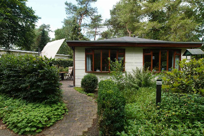 006 Gezellig 4 persoons chalet, natuurrijk gelegen op klein vakantiepark in Dieverbrug