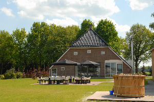 Luxe 18 persoonsgroepsaccommodatie met hottub in het landelijke Ellertshaar in Drenthe