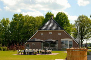 Luxe 30 persoonsgroepsaccommodatie met hottub in het landelijke Ellertshaar in Drenthe