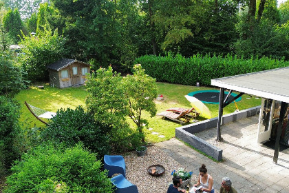 001 4 persoons bungalow met een trampoline in de tuin op vakantiepark de Kremmer