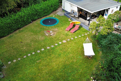 004 4 persoons bungalow met een trampoline in de tuin op vakantiepark de Kremmer