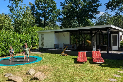 005 4 persoons bungalow met een trampoline in de tuin op vakantiepark de Kremmer