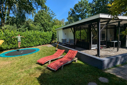 008 4 persoons bungalow met een trampoline in de tuin op vakantiepark de Kremmer