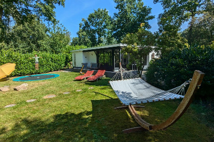 009 4 persoons bungalow met een trampoline in de tuin op vakantiepark de Kremmer
