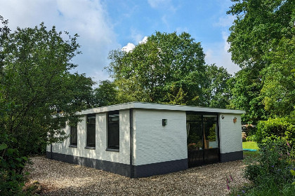 013 4 persoons bungalow met een trampoline in de tuin op vakantiepark de Kremmer