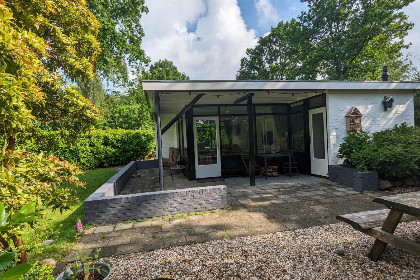 017 4 persoons bungalow met een trampoline in de tuin op vakantiepark de Kremmer