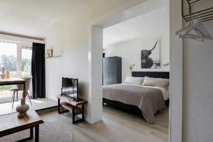 006 Tiny House voor 2 personen rondom een vijver op park de Kremmer